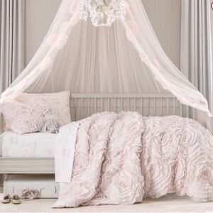 NWT Monique Lhuillier Rosette Quilt